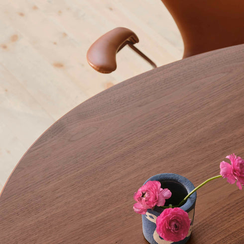 Egg Table 115x84x74cm